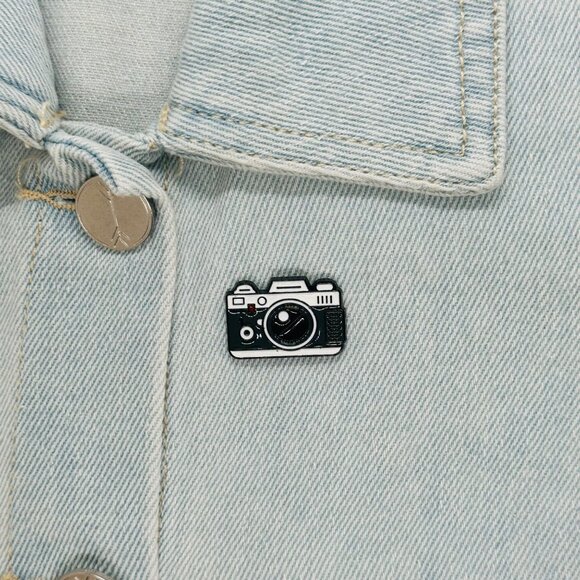 ✨Vintage Retro Camera Enamel Pin Black Photography Accessory Traveling Art New - Picture 1 of 5